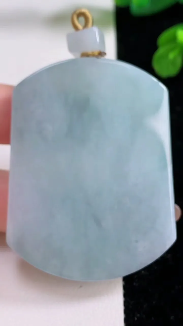 天然A货翡翠无事牌吊坠，尺寸54.8-41.2-6.2，重量:42.80g
11月17日