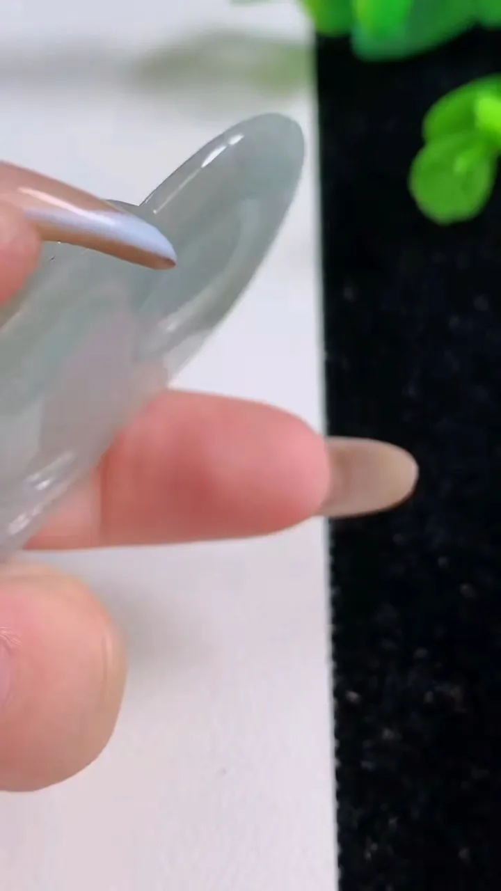 天然A货翡翠观音菩萨吊坠，尺寸72.7-46.8-5.6，重量:32.23g
11月17日