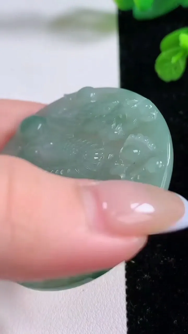 天然A货翡翠龙牌吊坠，尺寸49.3-46.5-4.2，重量:22.37g
11月17日