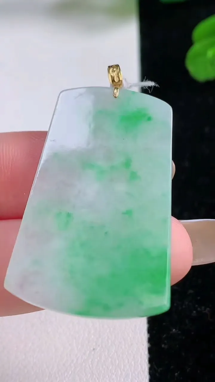 天然A货翡翠无事牌吊坠，尺寸38.5-24.3-2.5，重量:7.15g
11月17日