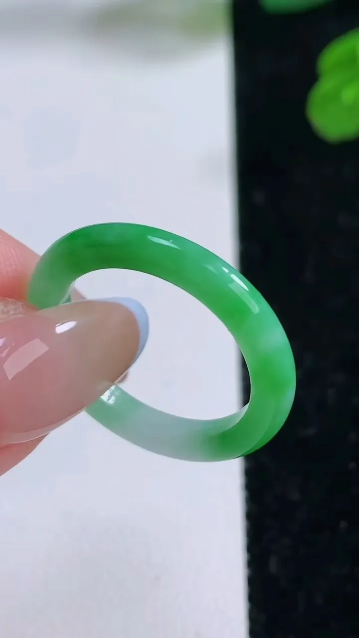 天然A货翡翠指环戒指，尺寸19.4-2.9-3，重量:2.47g2025年11月17日
工厂直销收藏佳品,种好水足，色泽均匀，有种有色，上手高大气！