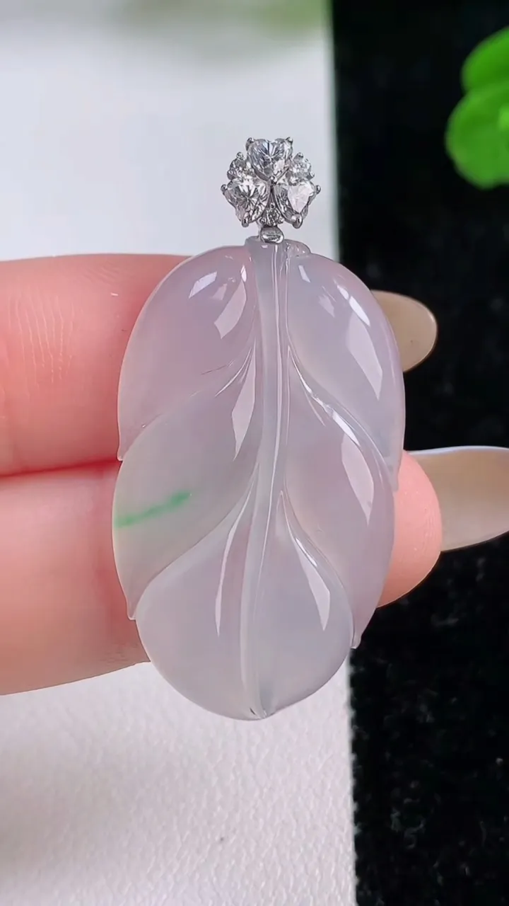 天然A货翡翠金枝玉叶 叶子吊坠，尺寸32-19.3-3.7，重量:5.34g
11月17日