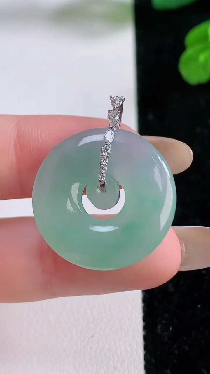 天然A货翡翠母子平安扣吊坠，尺寸23.8-3.9，重量:5.28g
11月17日