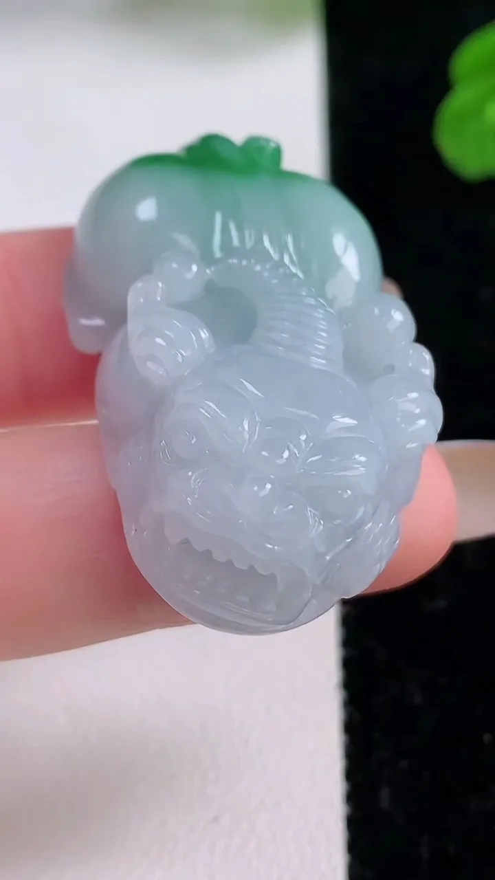 天然A货翡翠貔貅吊坠，尺寸40.4-22-11.3，重量:23.00g
11月17日