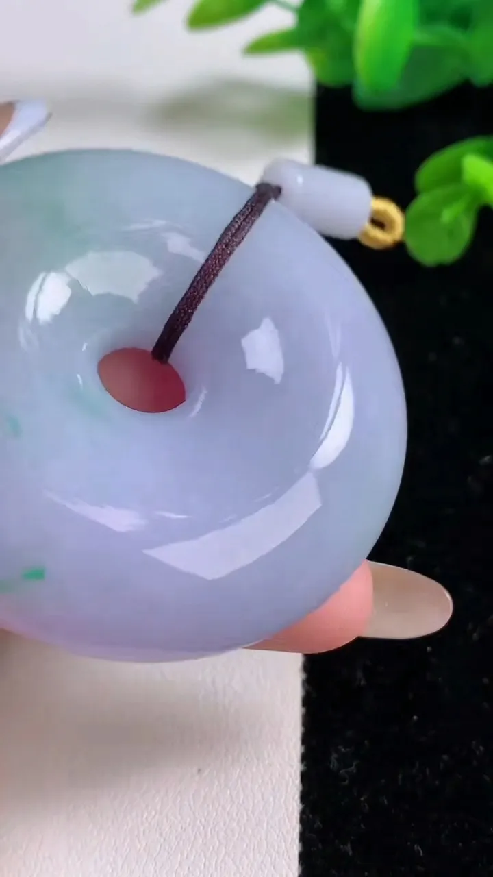 天然A货翡翠春带彩紫罗兰平安扣吊坠，尺寸52.7-14，重量:77.66g
11月17日