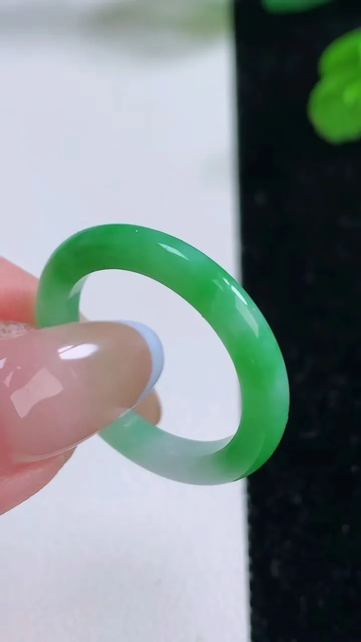 天然A货翡翠指环戒指，尺寸19.4-2.9-3，重量:2.47g2025年11月17日
工厂直销收藏佳品,种好水足，色泽均匀，有种有色，上手高大气！