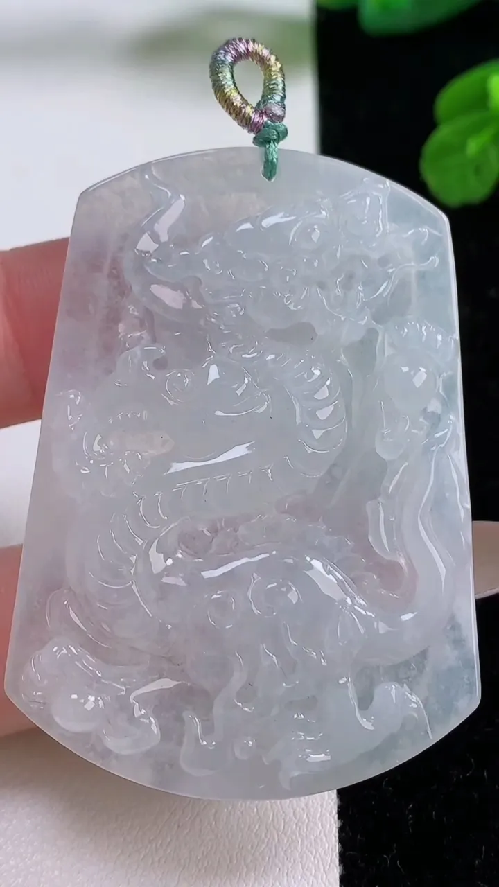 天然A货翡翠龙牌吊坠，尺寸54.5-39-4.9，重量:22.92g
11月17日