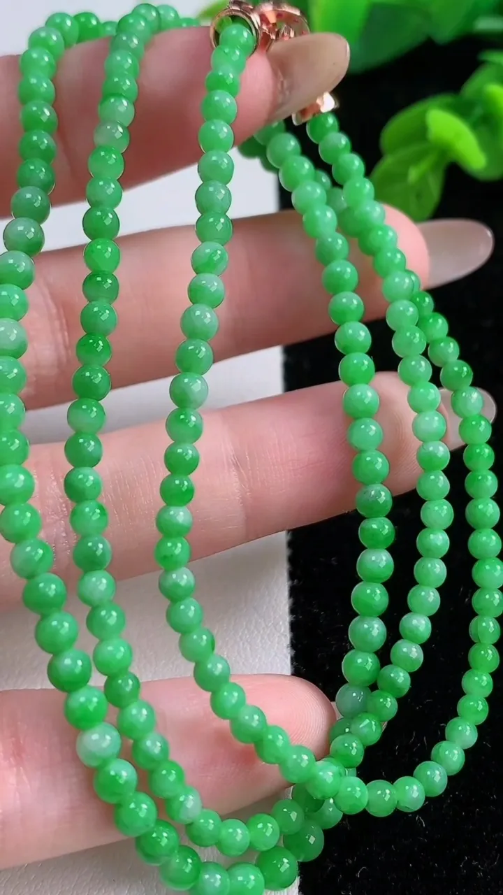 天然A货翡翠小米珠项链，尺寸3.2-183颗，重量:12.93g11月17日
工厂直销收藏佳品,种好水足，色泽均匀，有种有色，上手高大气！