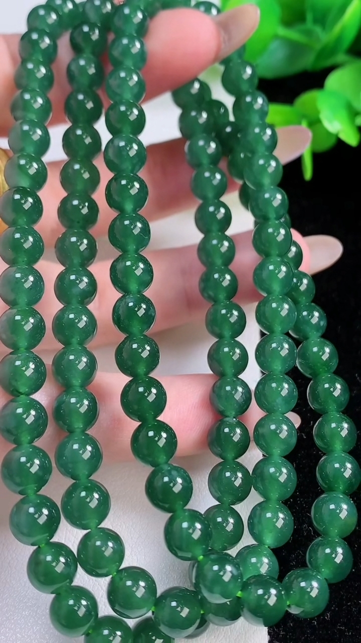 天然A货翡翠圆珠项链，尺寸6.6-108颗，重:56.96g
11月17日