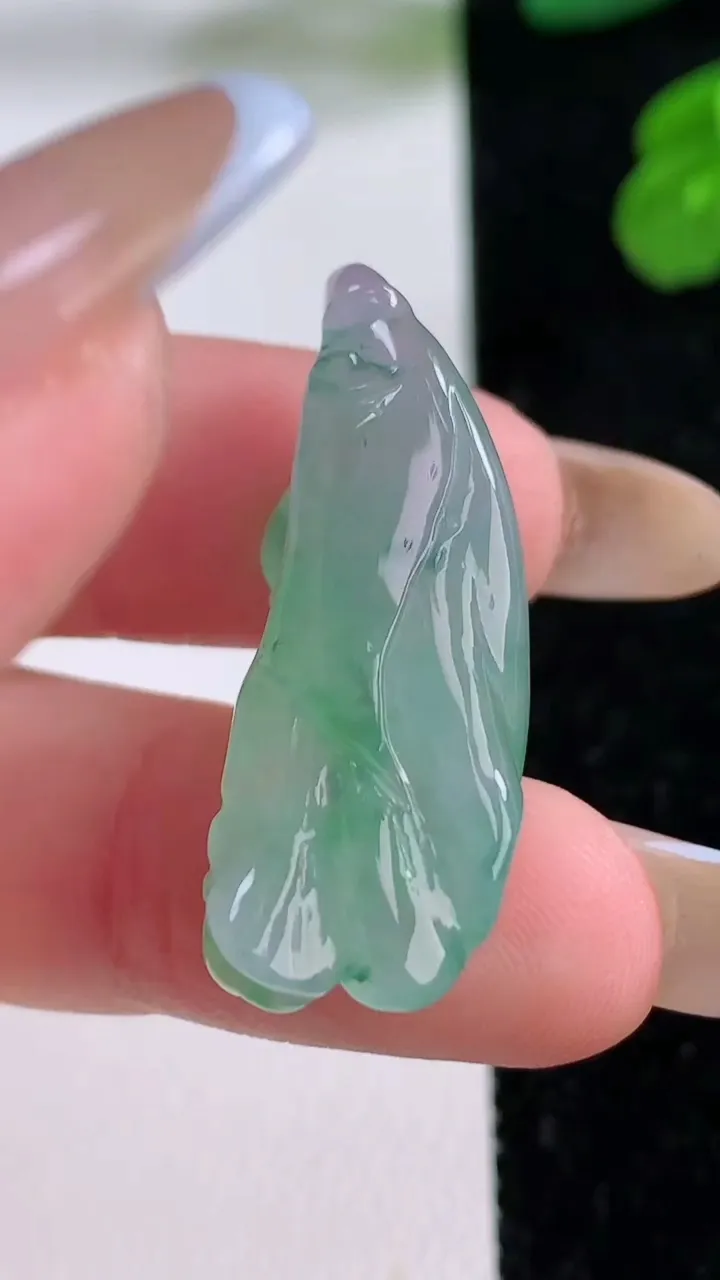 天然A货翡翠莲蓬吊坠，尺寸33.2-12-7.6，重量:6.35g
11月17日