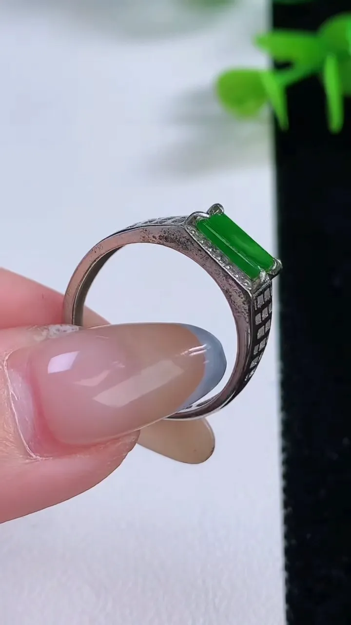 天然A货翡翠马鞍戒指，尺寸7.5-6.8，重:2.06g2025年11月17日
工厂直销收藏佳品,种好水足，色泽均匀，有种有色，上手高大气！