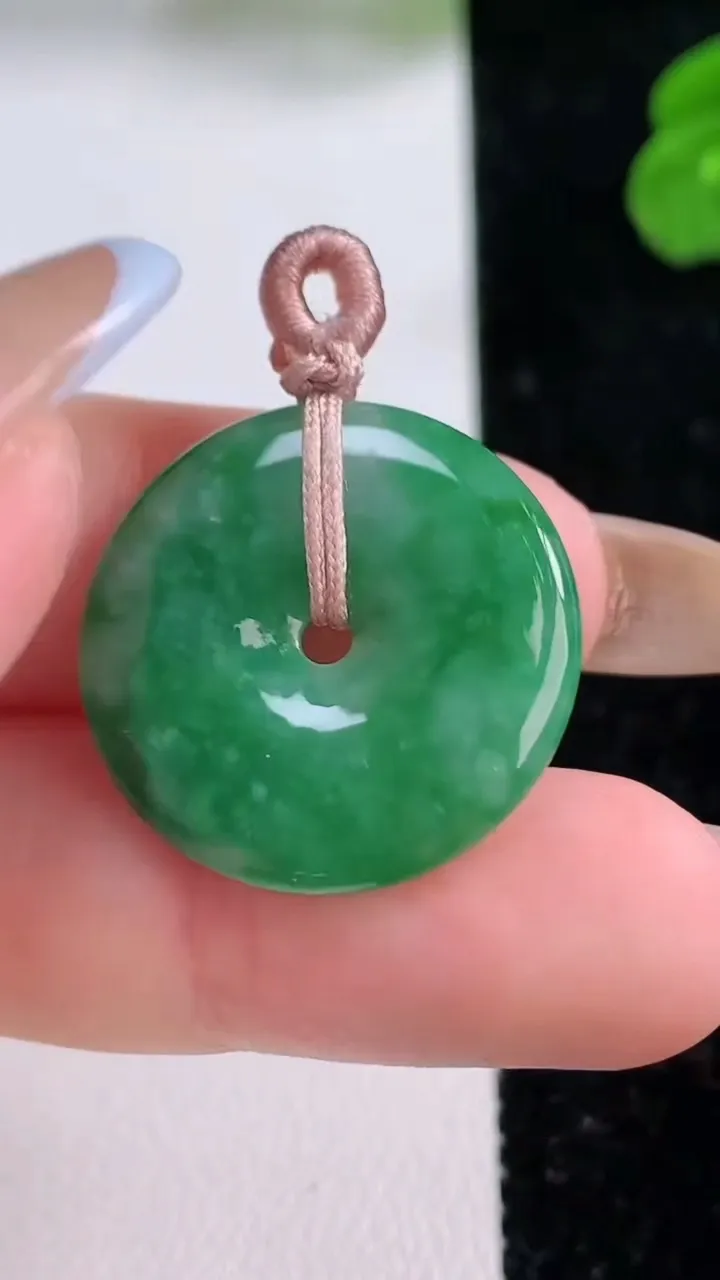 天然A货翡翠平安扣吊坠，尺寸22.7-3.5，重量:4.56g
11月17日