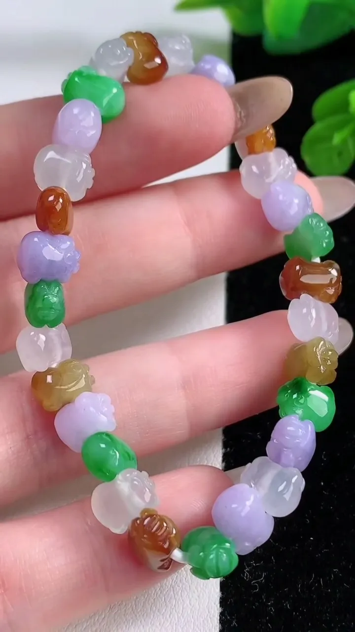 天然A货翡翠三彩生肖猪手串，尺寸8.6-5.9-5.5-30颗，重量:14.61g11月17日
工厂直销收藏佳品,种好水足，色泽均匀，有种有色，上手高大气！