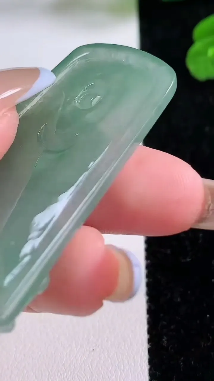 天然A货翡翠大日如来吊坠，尺寸52.7-25.7-5.8，重量:16.86g
11月17日