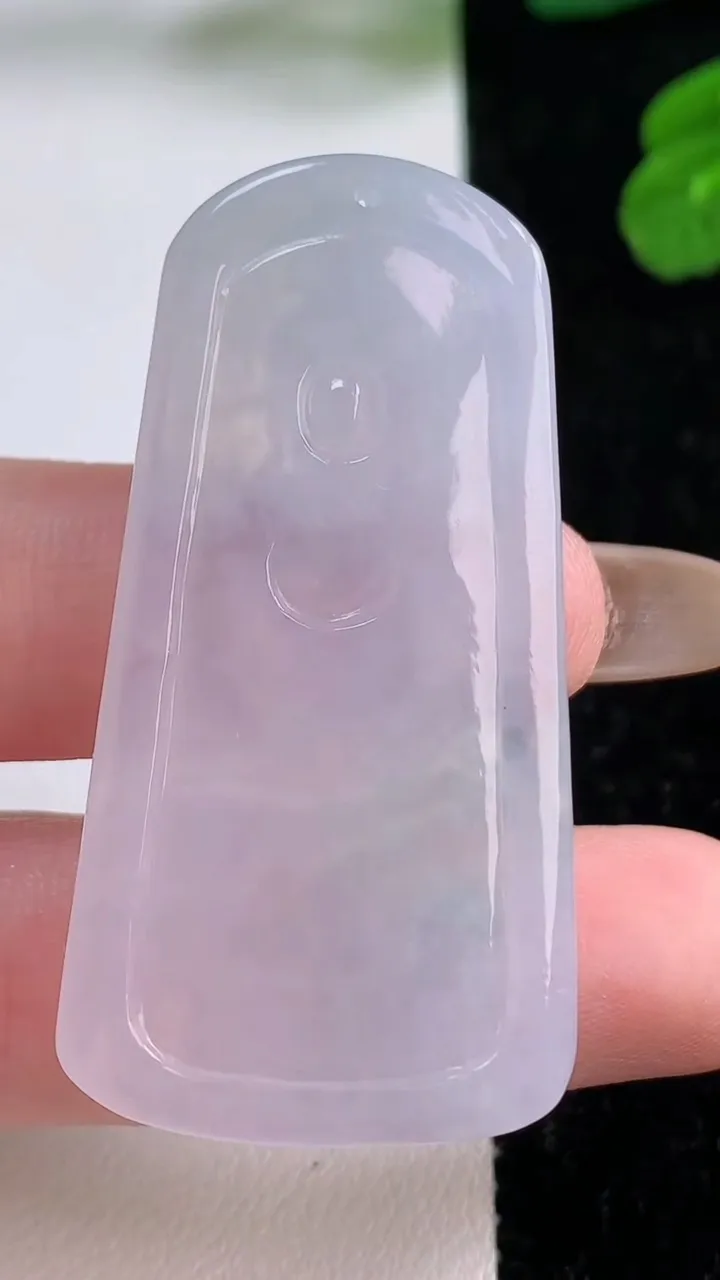 天然A货翡翠大日如来吊坠，尺寸48.8-25-5.5，重量:14.32g
11月17日