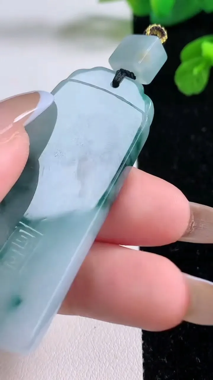 天然A货翡翠飘花仿古无事牌吊坠，尺寸56-25.6-6，重量:26.48g
11月17日