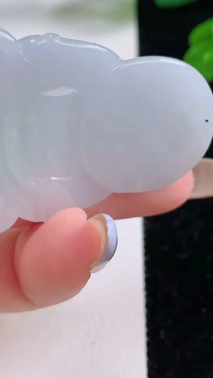 天然A货翡翠观音菩萨吊坠，尺寸52-31.7-8，重量:22.50g
11月17日