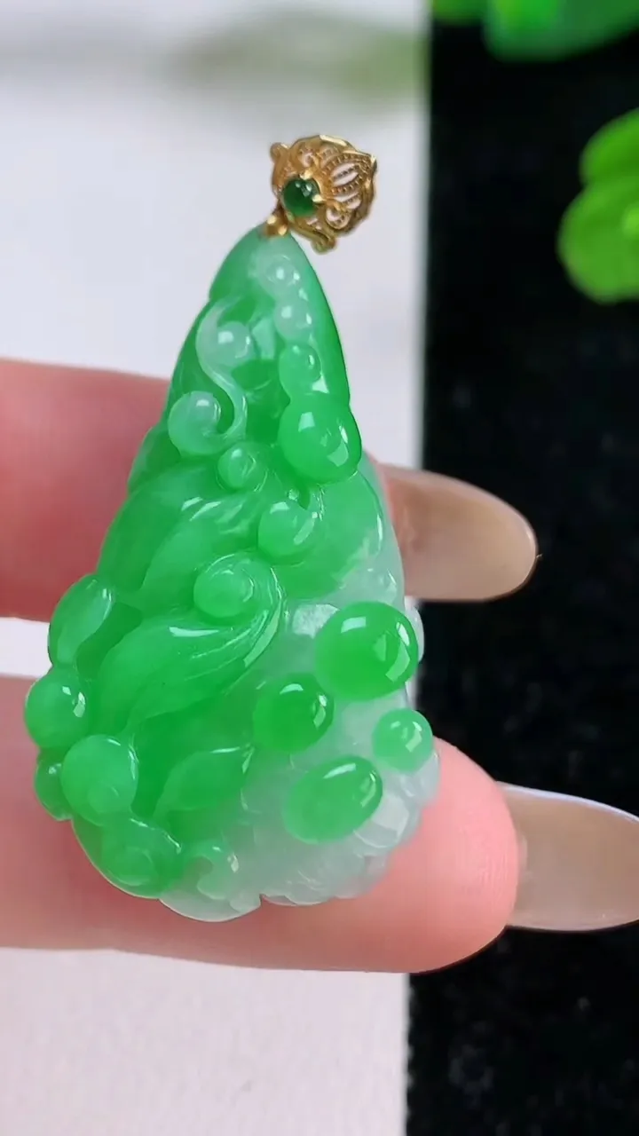 天然A货翡翠白菜吊坠，尺寸38-20.7-10.4，重量:12.33g
11月17日