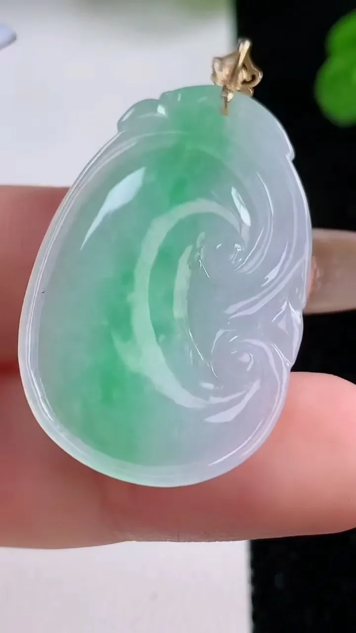 天然A货翡翠如意吊坠，尺寸33.5-21.7-4.5，重量:6.57g
11月17日