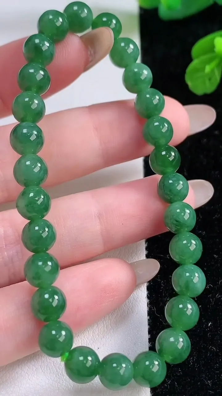 天然A货翡翠圆珠手串，尺寸6.8-27颗，重量:15.32g11月17日
工厂直销收藏佳品,种好水足，色泽均匀，有种有色，上手高大气！