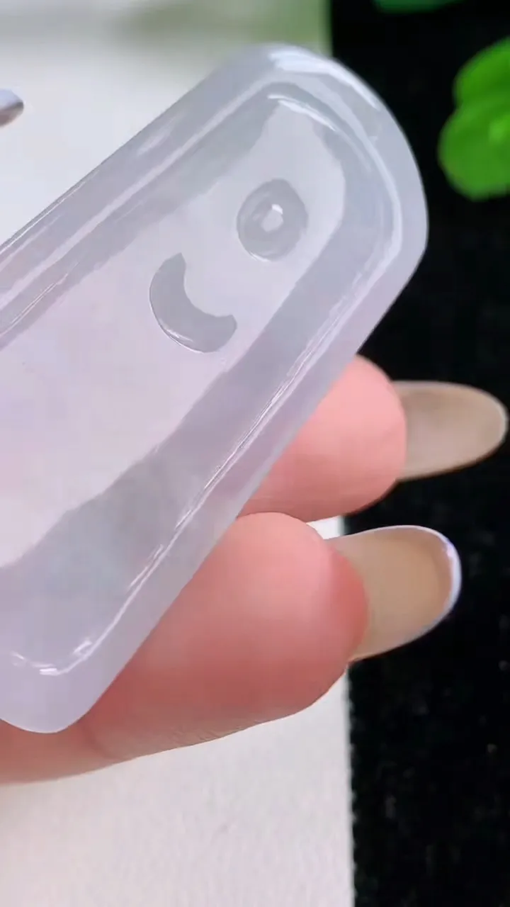 天然A货翡翠大日如来吊坠，尺寸48.8-25-5.5，重量:14.32g
11月17日