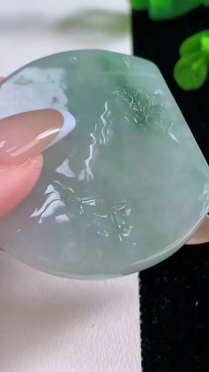 天然A货翡翠牌吊坠，尺寸51-44.7-5.6，重量:30.44g
11月17日