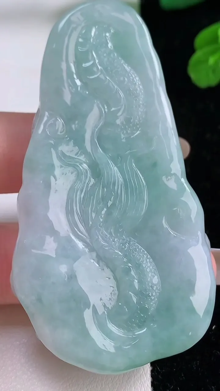 天然A货翡翠龙牌吊坠，尺寸70-37.7-9.8，重量:45.11g
11月17日