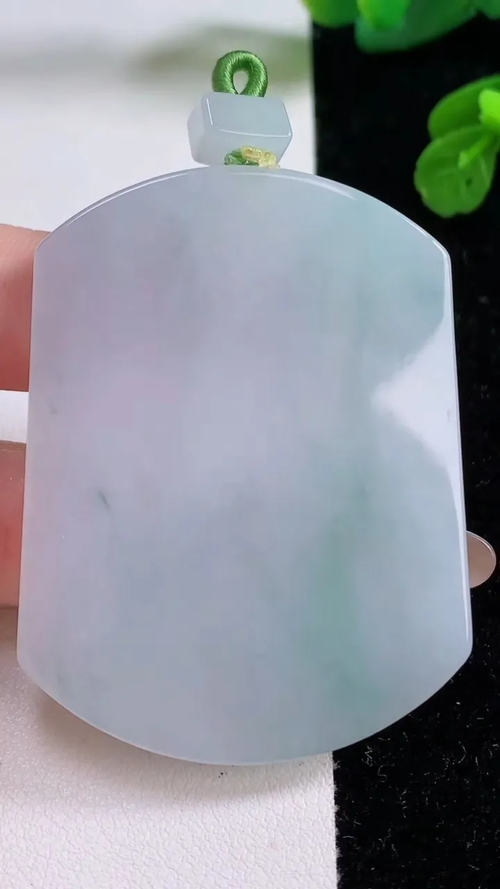 天然A货翡翠无事牌吊坠，尺寸56-42.6-5.4，重量:39.25g
11月17日