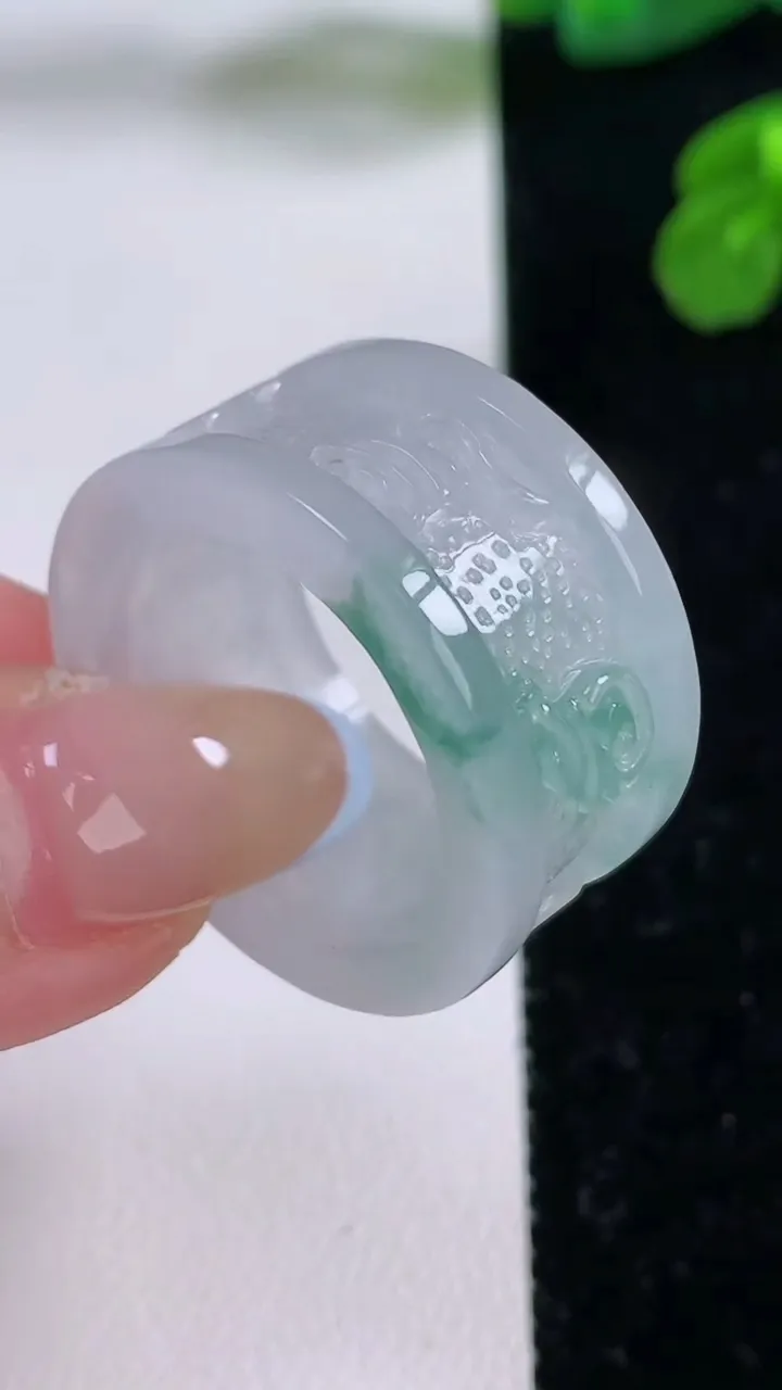 天然A货翡翠冰种飘花指环扳指，尺寸21.6-13.5-3.5，重量:10.70g2025年11月17日
工厂直销收藏佳品,种好水足，色泽均匀，有种有色，上手高大气！