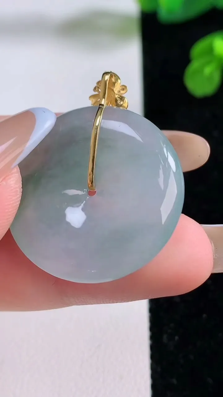 天然A货翡翠平安扣吊坠，尺寸28.2-5.7，重量:9.72g
11月17日