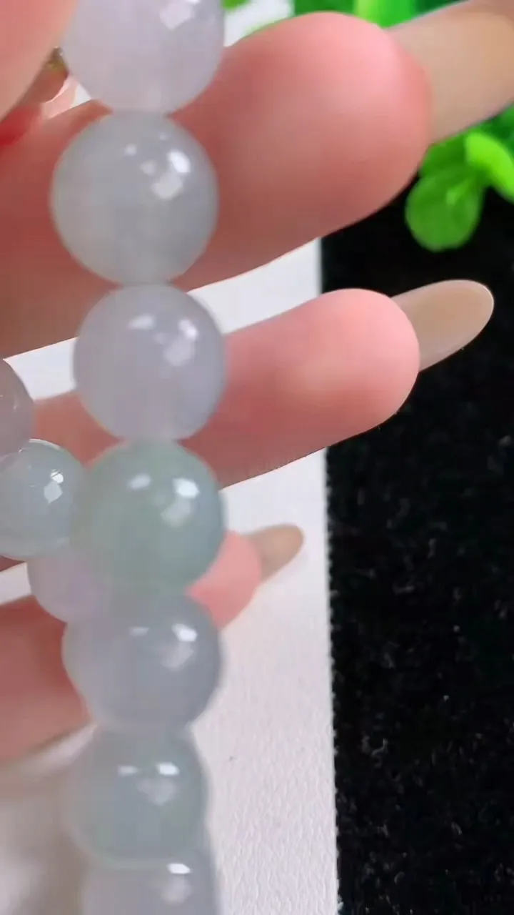 天然A货翡翠圆珠手串，尺寸10.4-19颗，重量:37.81g11月17日
工厂直销收藏佳品,种好水足，色泽均匀，有种有色，上手高大气！