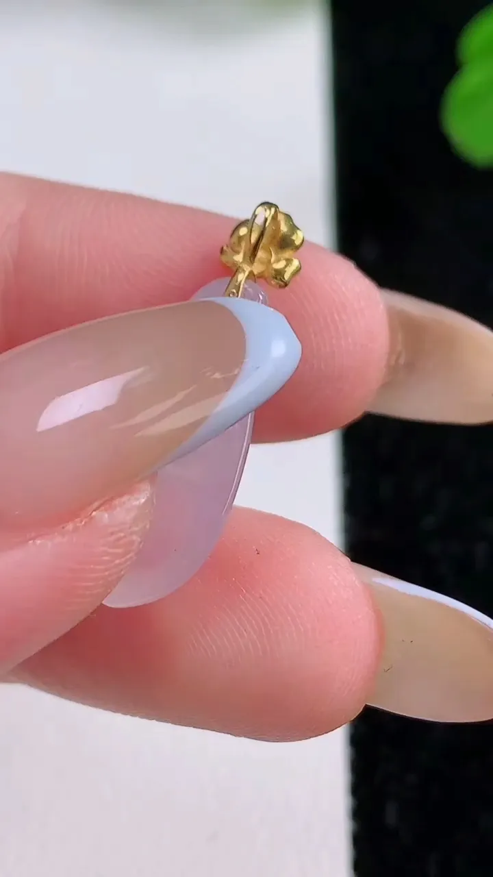 天然A货翡翠种白冰福豆吊坠，尺寸18.6-8.8-4.3，重量:1.31g
11月17日