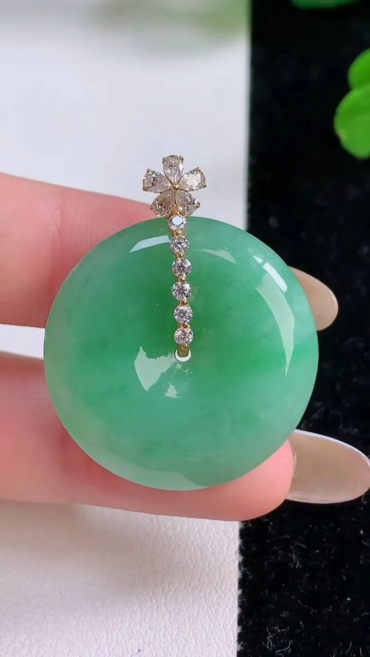 天然A货翡翠平安扣吊坠，尺寸27.7-5.9，重量:10.25g
11月17日