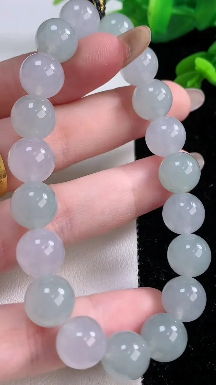 天然A货翡翠圆珠手串，尺寸10.4-19颗，重量:37.81g11月17日
工厂直销收藏佳品,种好水足，色泽均匀，有种有色，上手高大气！