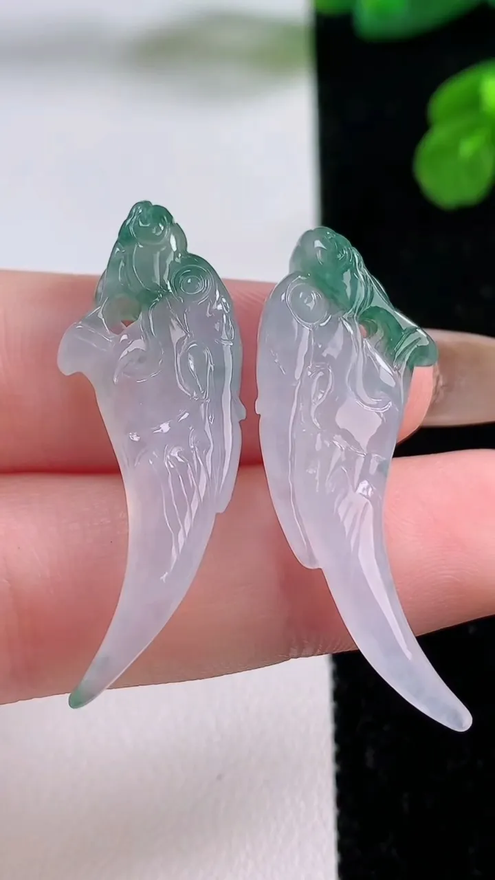 天然A货翡翠龙牙吊坠一对，尺寸37-13-4.3，重量:6.63g
11月17日