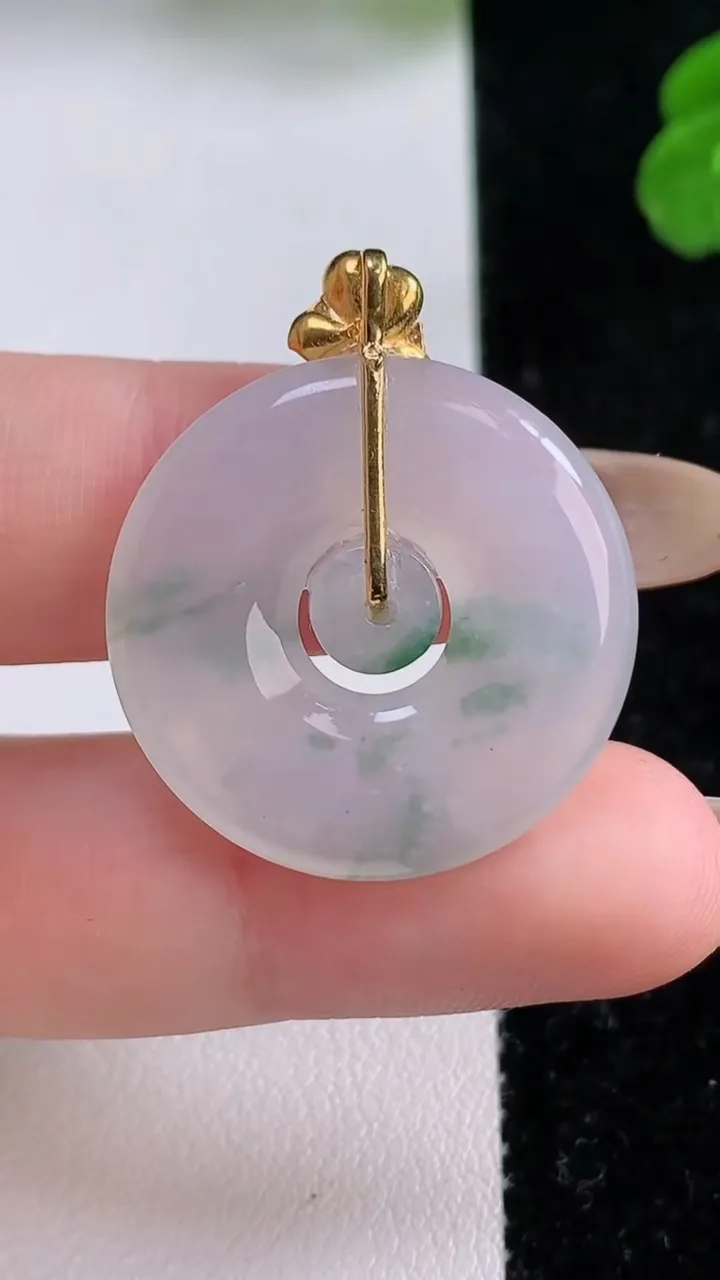 天然A货翡翠种飘花母子平安扣吊坠，尺寸25.7-4，重量:5.70g
11月17日