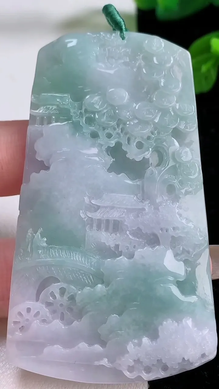 天然A货翡翠山水牌吊坠，尺寸70.8-40.8-5.2，重量:34.07g
11月17日