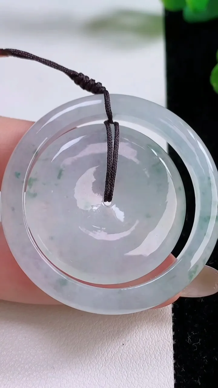 天然A货翡翠飘花母子平安扣吊坠，尺寸44.4-5.7，重量:24.08g
11月17日