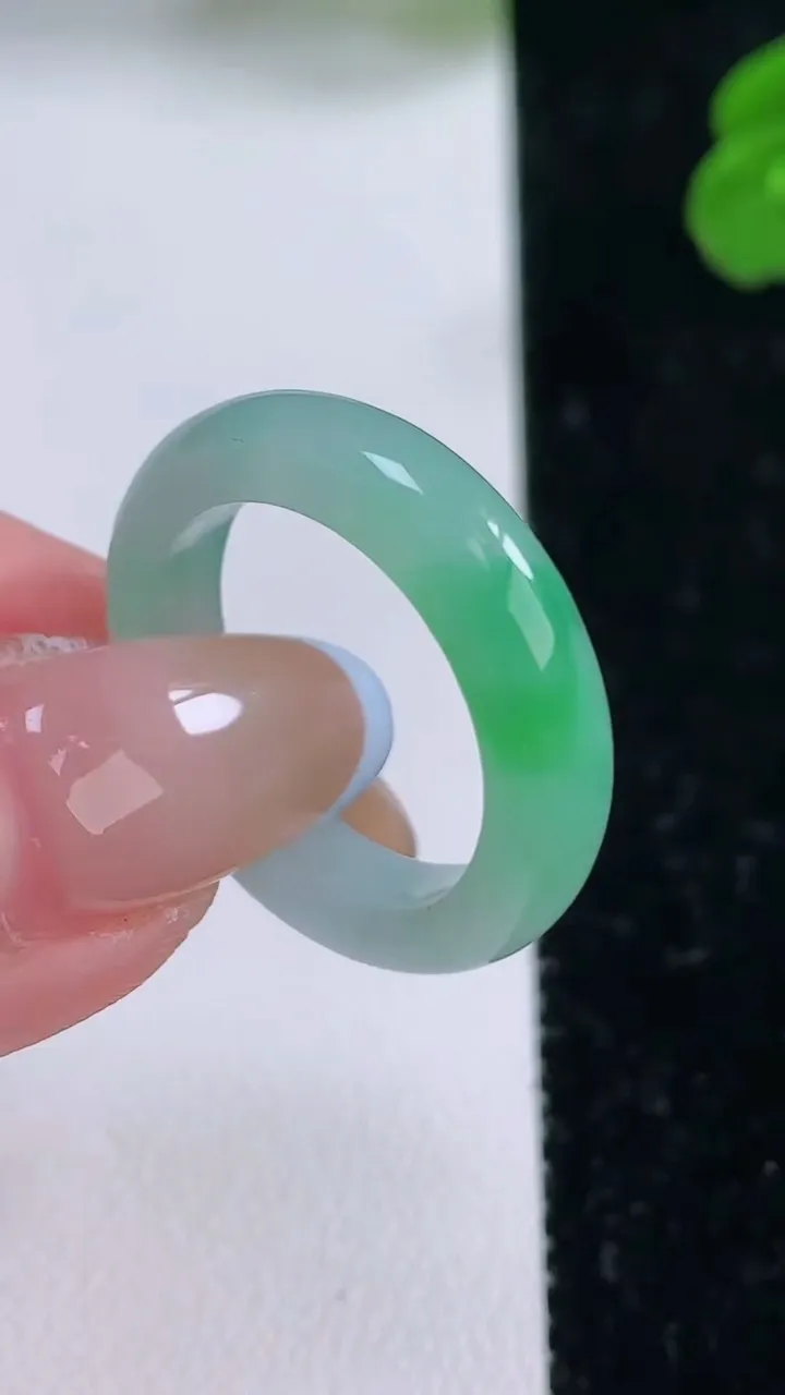 天然A货翡翠指环戒指，尺寸18.7-5-3.2，重量:3.83g2025年11月17日
工厂直销收藏佳品,种好水足，色泽均匀，有种有色，上手高大气！