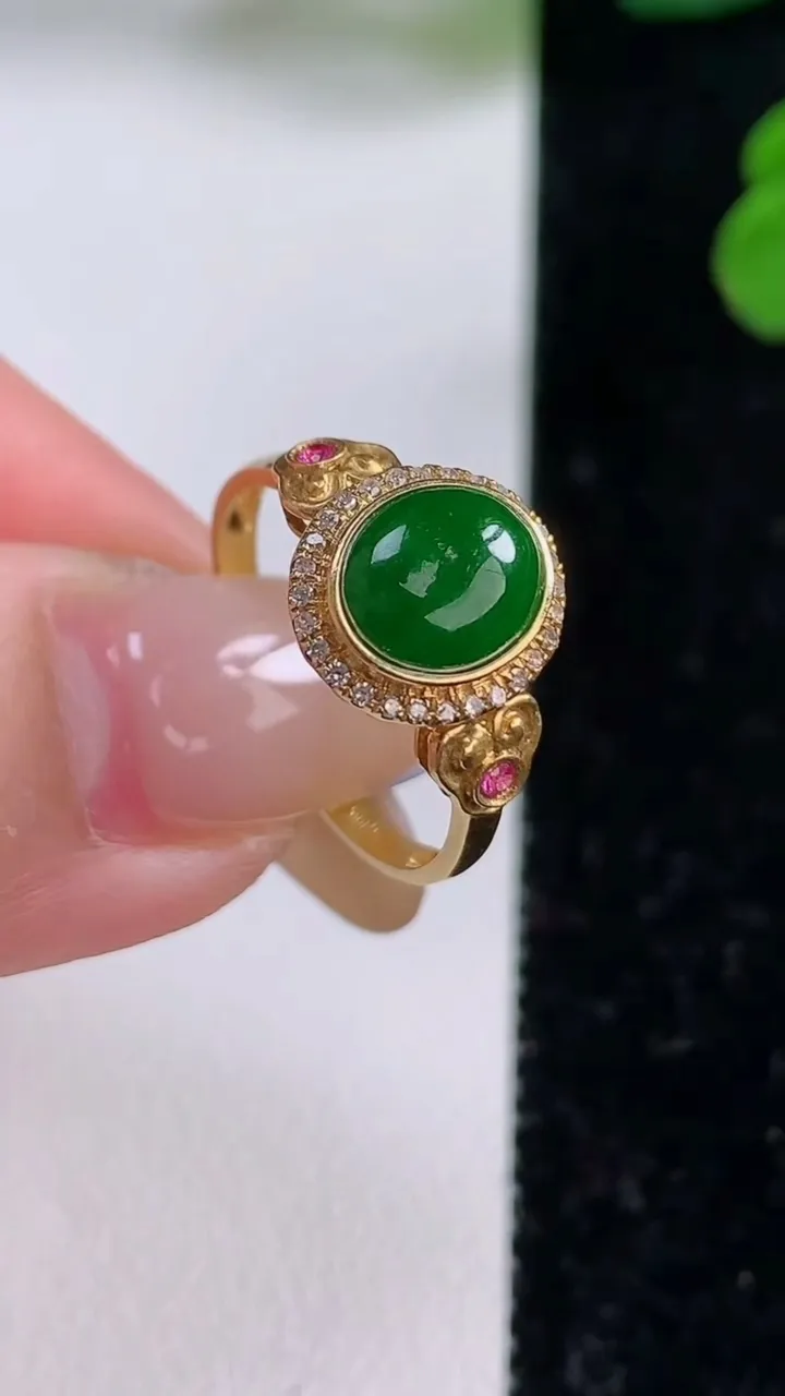 天然A货翡翠蛋面戒指，尺寸17.5-7.6-6，重量:2.50g2025年11月17日
工厂直销收藏佳品,种好水足，色泽均匀，有种有色，上手高大气！