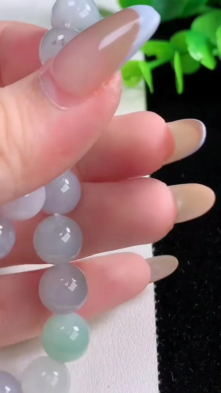 天然A货翡翠圆珠手串，尺寸10-19颗，重:32.51g11月17日
工厂直销收藏佳品,种好水足，色泽均匀，有种有色，上手高大气！