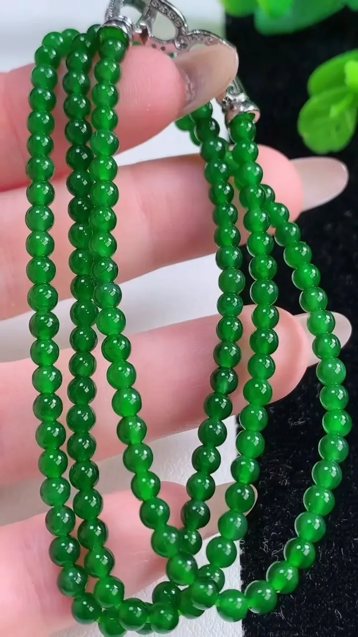 天然A货翡翠小米珠项链，尺寸3.4-148颗，重量:12.07g11月17日
工厂直销收藏佳品,种好水足，色泽均匀，有种有色，上手高大气！