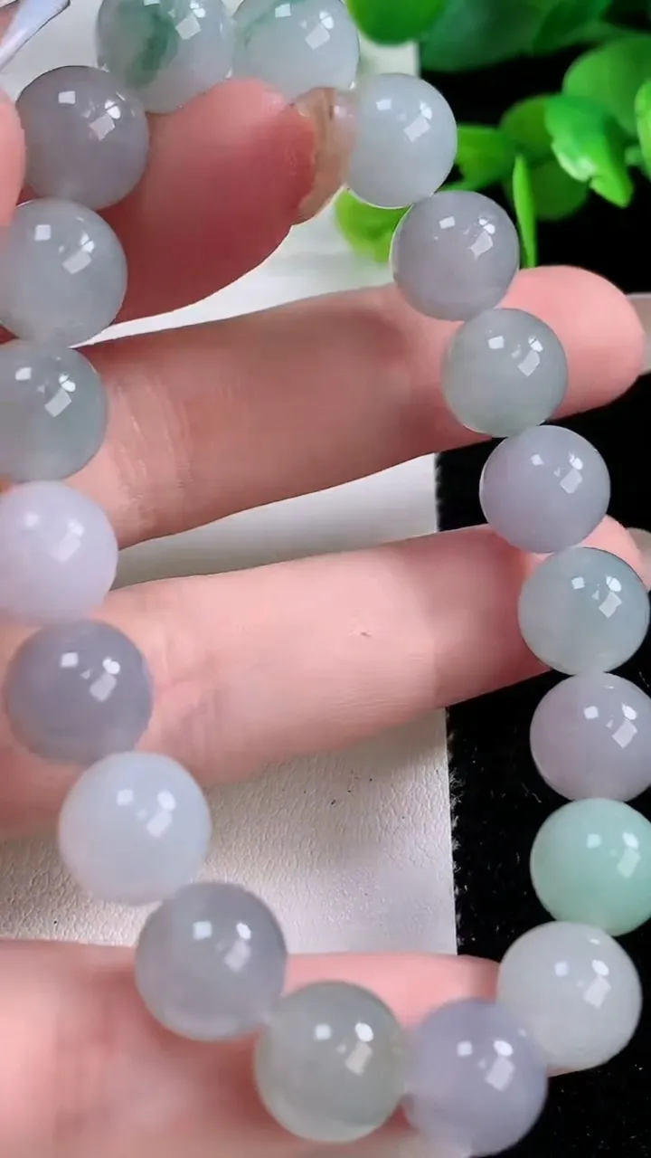 天然A货翡翠圆珠手串，尺寸10-19颗，重:32.51g11月17日
工厂直销收藏佳品,种好水足，色