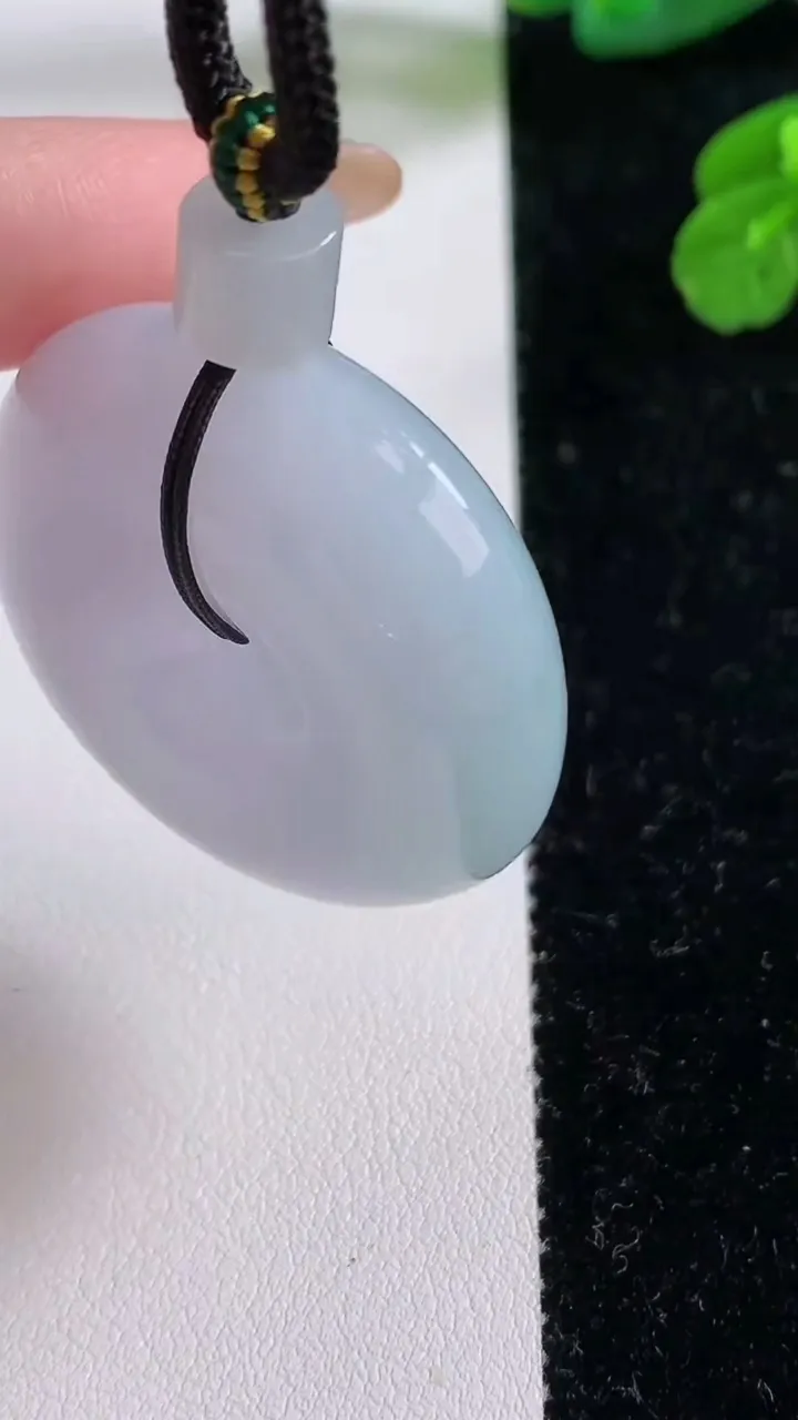 天然A货翡翠平安扣吊坠，尺寸36.2-12.4，重量:37.27g
11月17日