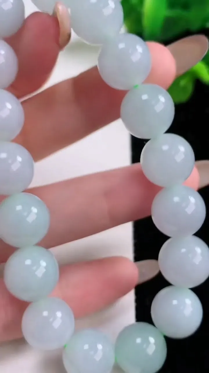 天然A货翡翠圆珠手串，尺寸12-17颗，重量:51.67g11月17日
工厂直销收藏佳品,种好水足，色泽均匀，有种有色，上手高大气！