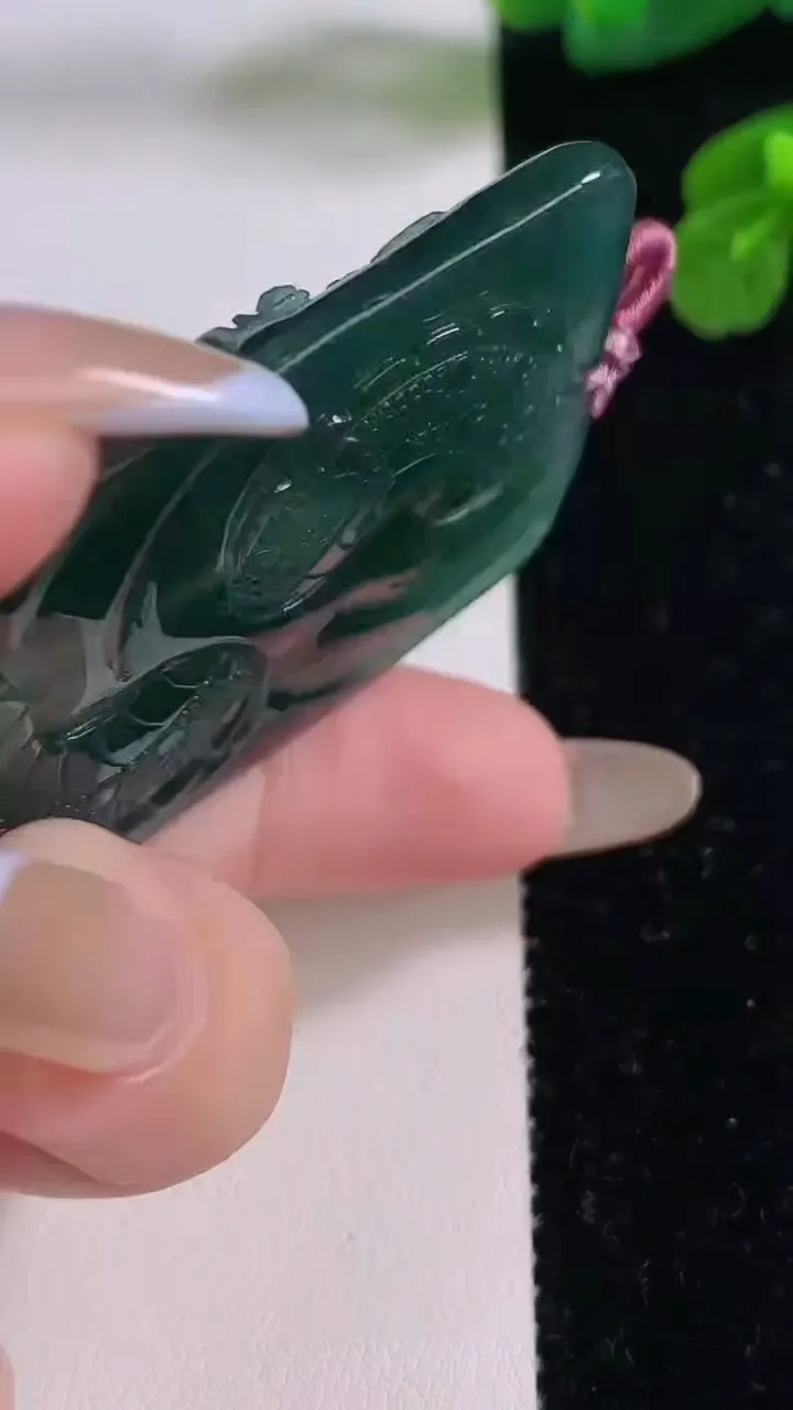 天然A货翡翠蓝水祥龙大势至菩萨吊坠，尺寸62.3-37-7，重量:35.02g
11月17日