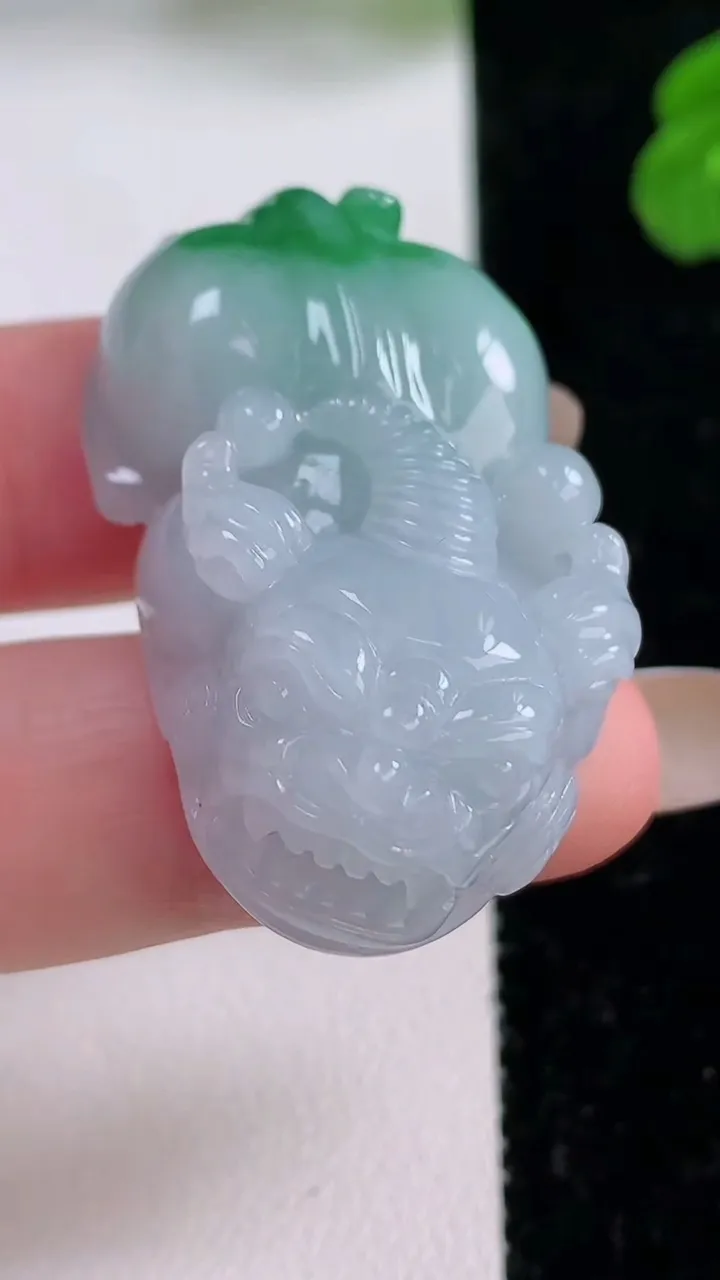 天然A货翡翠貔貅吊坠，尺寸40.4-22-11.3，重量:23.00g
11月17日