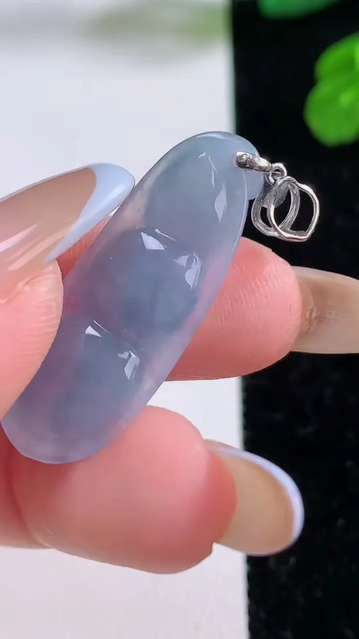 天然A货翡翠18K金紫罗兰福豆吊坠，尺寸32.6-12-4.7，重量:3.29g
11月17日