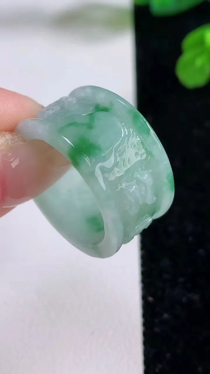 天然A货翡翠指环扳指，尺寸20.4-12.6-2.8，重量:8.09g2025年11月17日
工厂直销收藏佳品,种好水足，色泽均匀，有种有色，上手高大气！