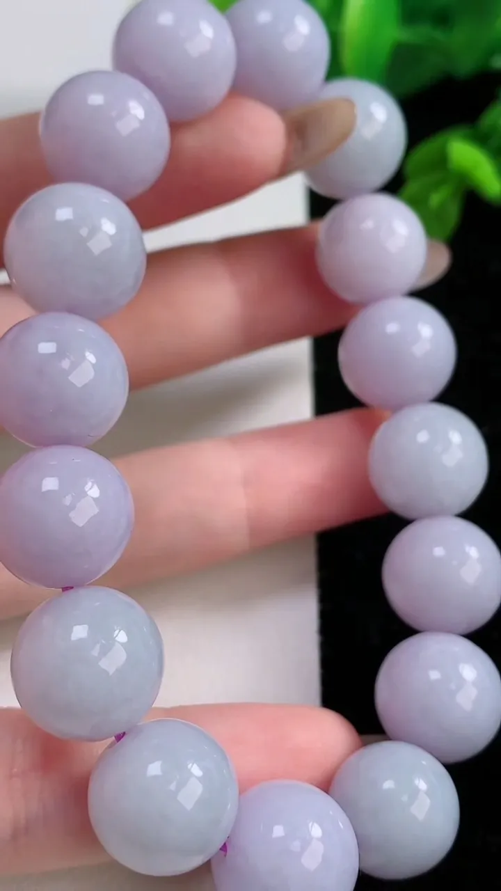 天然A货翡翠紫罗兰圆珠手串，尺寸12.3-16颗，重量:64.69g11月17日
工厂直销收藏佳品,种好水足，色泽均匀，有种有色，上手高大气！
